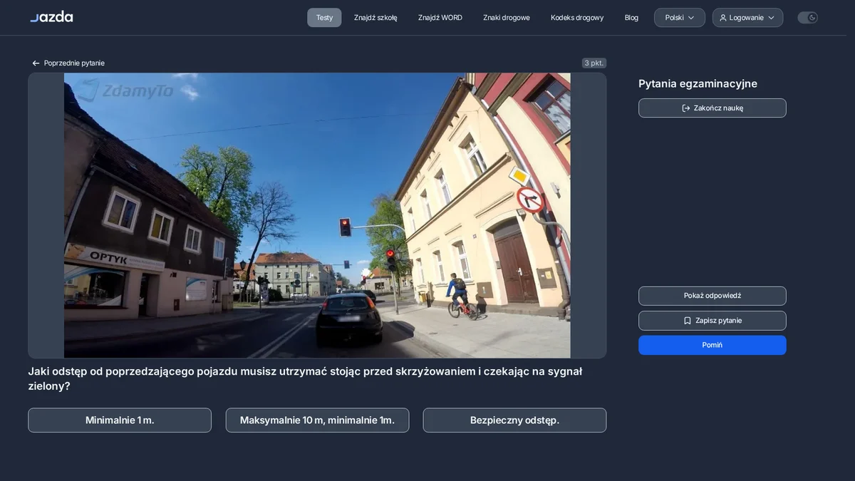 Jaki odstęp od poprzedzającego pojazdu przed skrzyżowaniem zachować na czerwonym
