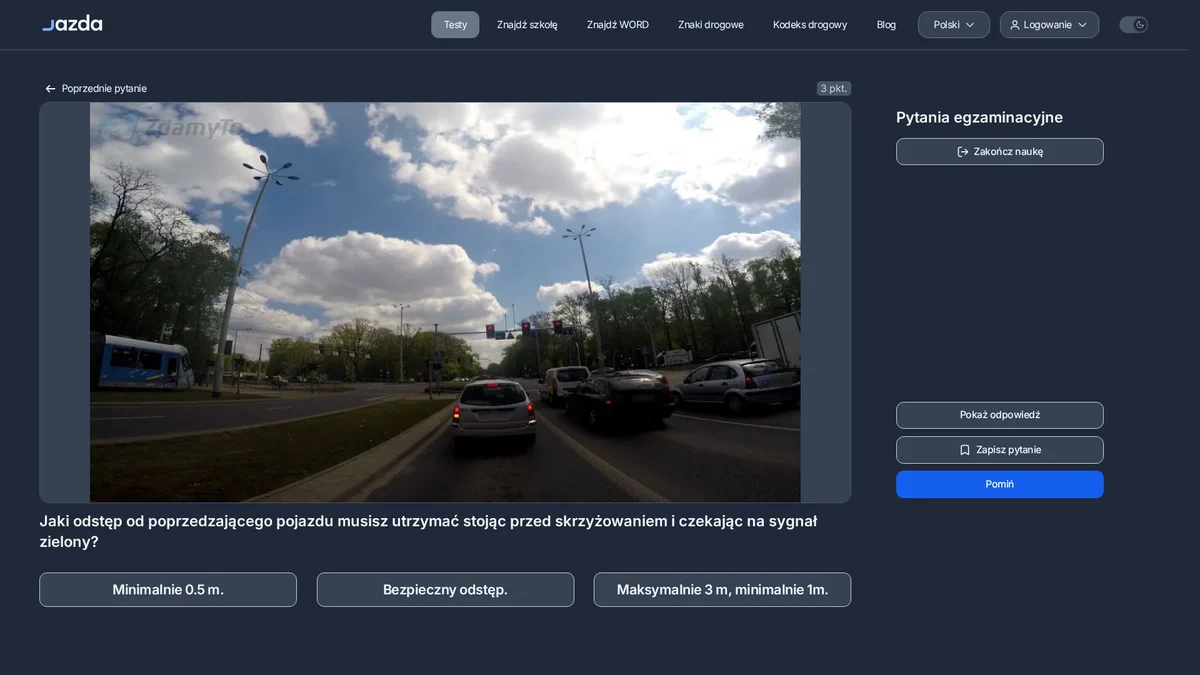 Jaki odstęp od pojazdu przed skrzyżowaniem na światłach