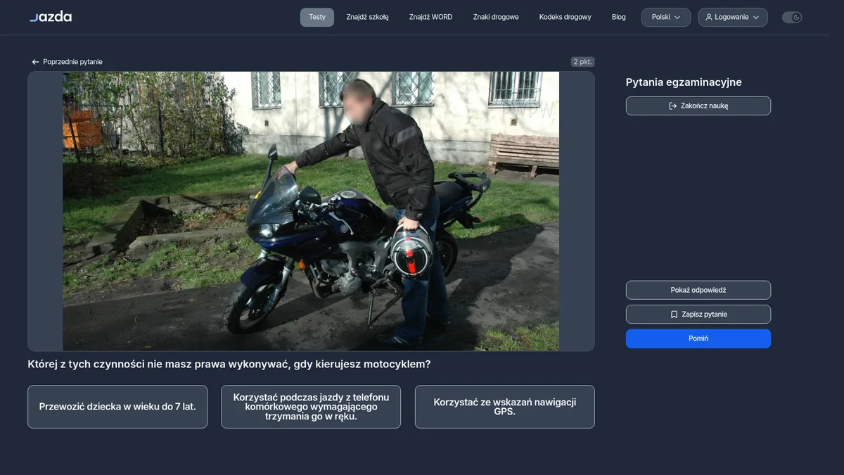 Telefon podczas jazdy motocyklem - czego prawo zabrania kierowcy?