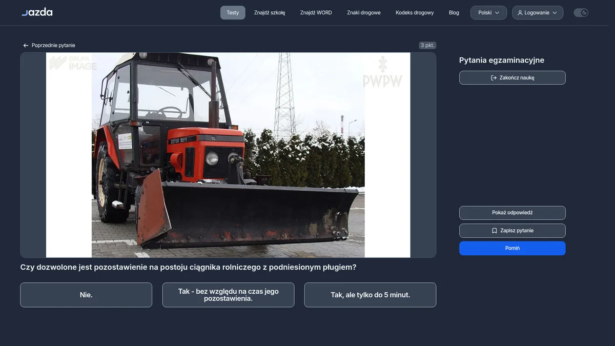 Ciągnik rolniczy z podniesionym pługiem na postoju - czy to legalne?