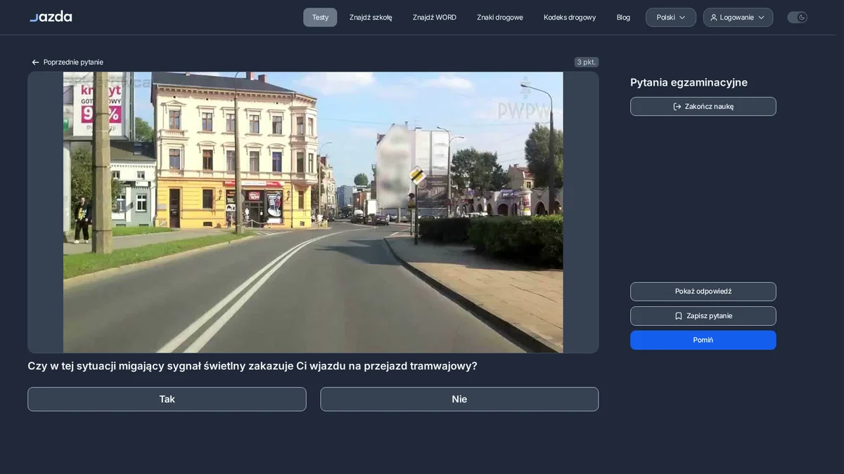 Migający żółty sygnał na przejeździe tramwajowym
