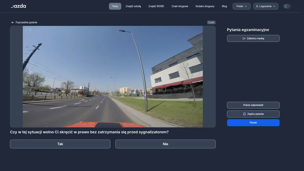 Zielona strzałka w prawo a pieszy na przejściu